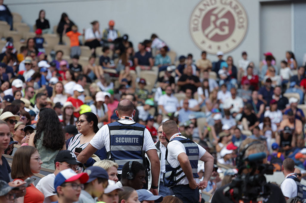 French Open places alcohol ban in stands to stop unruly fans