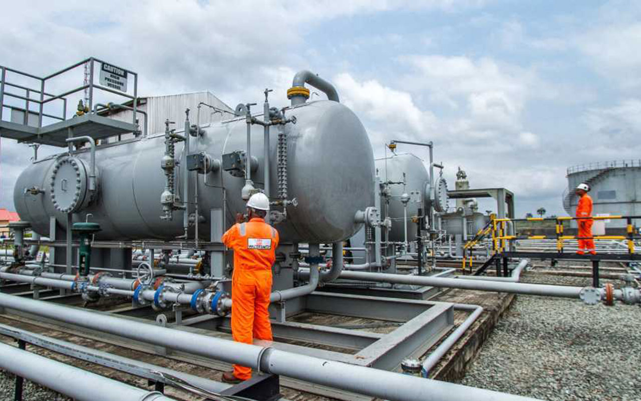 International financiers poised to fund the construction of approximately 20 modular refineries in Nigeria have withheld their financial support, citing the lack of guarantees for crude oil supply to these facilities once they are completed. 
