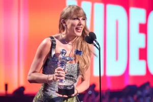 Taylor Swift Wins Record Breaking MTV VMAs Award