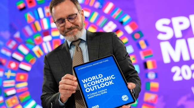 IMF Cuts Global Growth to 2.8%, Trims U.S. 2025 Forecast to 1.8%